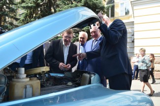 Автомобили Лазуткина собрали Рузляева, Гулякова и Черницова в одном месте