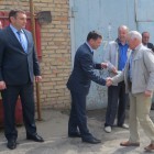 Министр Бурлаков раздает автомобили