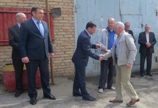 Министр Бурлаков раздает автомобили