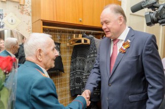 Вадим Супиков поздравил ветеранов Великой Отечественной войны на дому