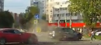В Пензе пешеход в ожидании светофора чудом избежал смерти от «напрыгнувшего» внедорожника