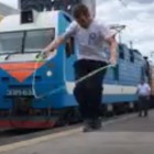 Пассажир поезда устроил фееричное шоу со скакалками на вокзале Пенза-1