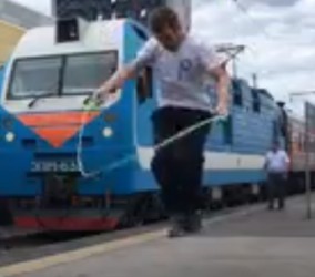Пассажир поезда устроил фееричное шоу со скакалками на вокзале Пенза-1