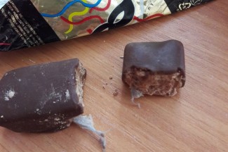 Жительница Пензы ужаснулась, купив конфеты с полиэтиленом внутри 