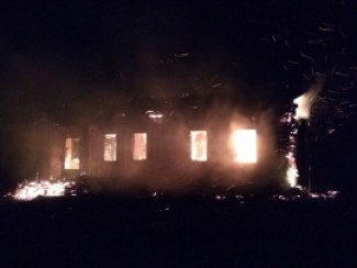 Бригаде спасателей не удалось спасти от огня дом под Пензой 