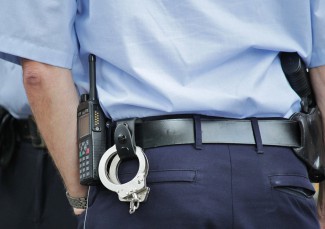 В Пензе полицейский на глазах у свидетелей избил арестанта