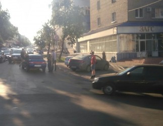 Соцсети - Пьяный водитель устроил дебош возле пензенского ЗАГСа на Кирова