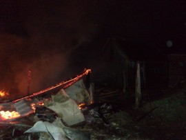 Под Пензой бригада специалистов не смогла спасти строение от огня