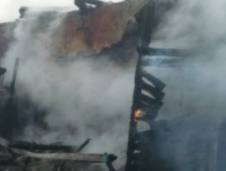Страшный пожар в Каменском районе тушили 6 человек