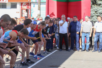 Белозерцев открыл традиционную легкоатлетическую эстафету в Сердобске 