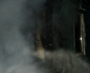 Пять спасателей тушили серьезный пожар в Бессоновке на рассвете 