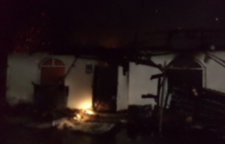 Бригаде спасателей не удалось потушить полыхающий дом под Пензой 