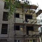 Рабочие восстановили два этажа в пострадавшем от взрыва доме на Крупской 
