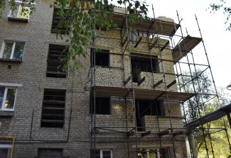 Рабочие восстановили два этажа в пострадавшем от взрыва доме на Крупской 