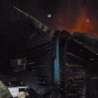 Бригада спасателей не смогла спасти от огня строение в Сосновке 