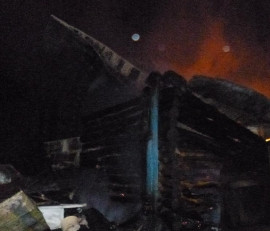 Бригада спасателей не смогла спасти от огня строение в Сосновке 
