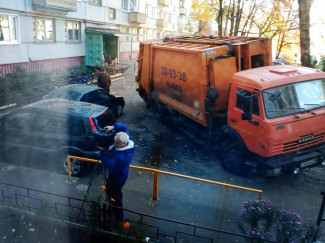 В Арбеково мусоровоз провалился под землю