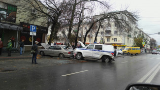 В Пензе на перекрестке столкнулись три автомобиля, маршрутка и машина ППС