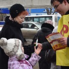Волонтеры «Справедливой России» раздали детям и взрослым светоотражающие наклейки