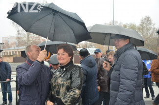Под дождем, но с улыбкой. Кто над кем держал зонт 4 ноября на Юбилейной площади