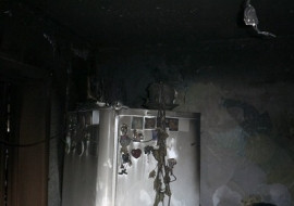 В Кузнецке девять человек тушили горящий холодильник