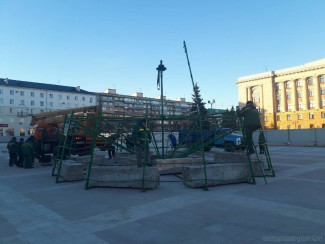 На площади Ленина начали установку главной елки