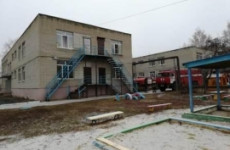 В Богословке более 30 пожарных тушили детский сад. Из горящего здания эвакуированы люди