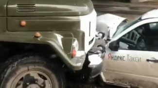 И снова «Яндекс.Такси». В Пензе обклеенная «Гранта» влетела под грузовик