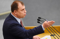Депутат Госдумы посоветовал людям с высшим образованием идти мыть полы