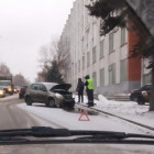 Стабильность от «Яндекс.Такси»: в Пензе обклеенный «Datsun» столкнулся с иномаркой и влетел в здание НИИ