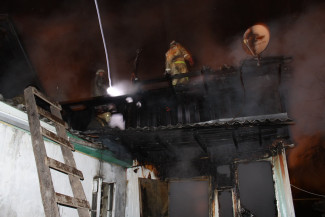 В Пензенской области страшный пожар полностью уничтожил квартиру в жилом доме