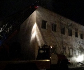 В Пензе огонь уничтожил двухэтажный дом на улице Дружбы
