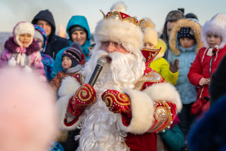 Сотни людей отметили первый праздник встречи зимы в Спутнике