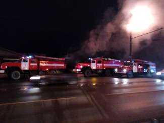 Крупный пожар на улице Терновского в Пензе: огонь уничтожил 100 квадратных метров дома