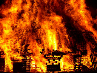 Дом в огне: женщина обгорела во время страшного пожара в Колышлее