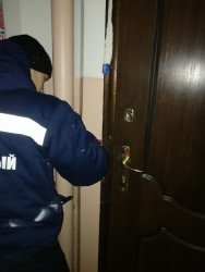 В Пензе, чтобы освободить закрытых в квартире детей, пришлось вызвать спасателей