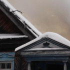 Спасатели ведут борьбу с пожаром в жилом доме в Пензе 