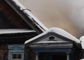 Спасатели ведут борьбу с пожаром в жилом доме в Пензе 