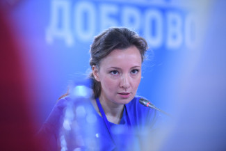 «Откупиться от детей нельзя». Анна Кузнецова прокомментировала скандал в городе Клинцы