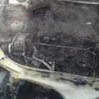 «Яндекс.Такси» в огне. В Пензе полыхающую машину тушили трое пожарных