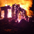 В Пензе 19 пожарных тушили деревянный дом