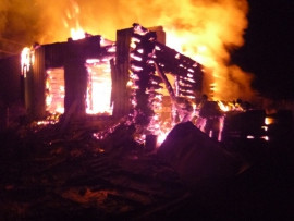 В Пензе 19 пожарных тушили деревянный дом