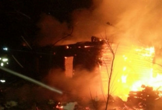 Стихия огня уничтожила срубовый дом на улице Калинина в Пензе 