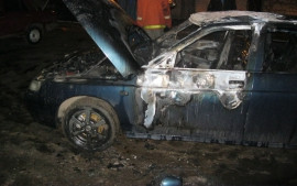 В пензенском поселке Зиф девять человек тушили горящий автомобиль