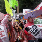 Более 30 тысяч учителей, недовольных зарплатой, вышли на забастовку