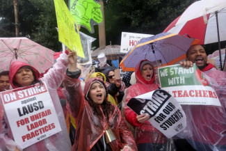 Более 30 тысяч учителей, недовольных зарплатой, вышли на забастовку