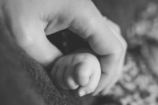 В семье зареченцев рядом со спящей матерью умер 4-месячный младенец