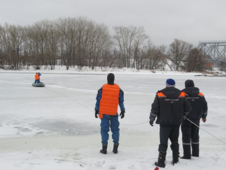 Пензенские спасатели нашли труп мужчины, вмерзший в лед