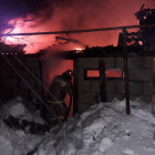 В Пензенской области 11 человек тушили полыхающий гараж
