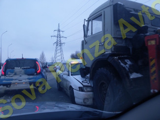 Жесткое ДТП в Пензе: легковушка влетела под грузовик